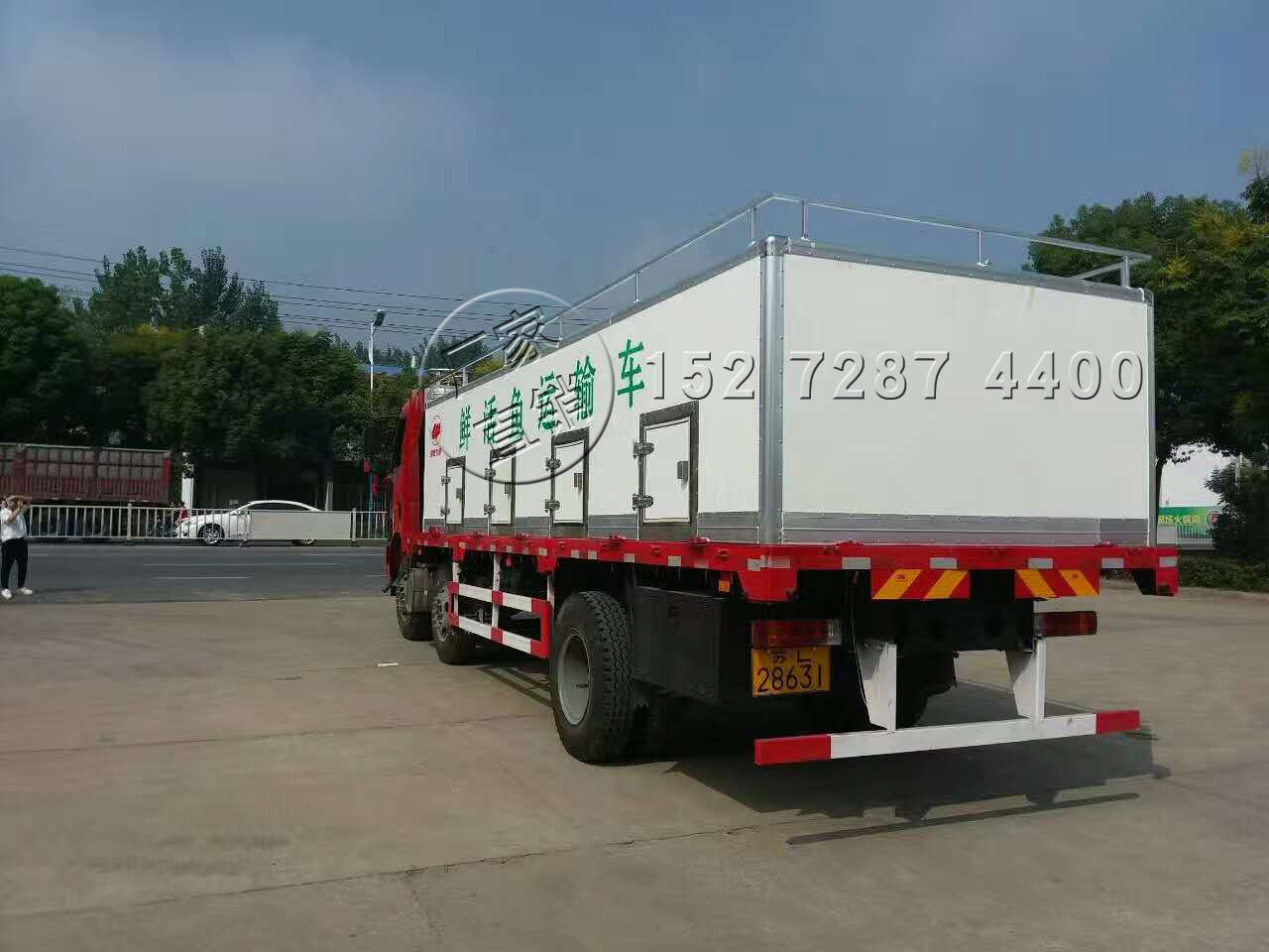 该车右侧安装卸鱼口，卸鱼口采用环布防止卸卸鱼时对鱼有划伤，卸鱼时有专门的阀门控制..jpg